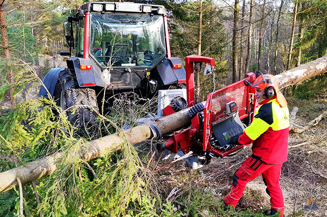 Tractor-forest-processor-Hypro-300-07-most-group.jpg