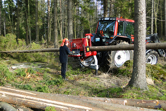 Tractor-forest-processor-Hypro-300-09-most-group.jpg