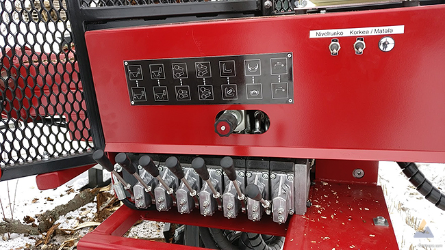 Tractor-forest-processor-Hypro-450-XL-23-most-group.jpg
