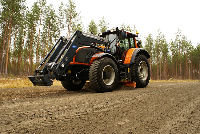 Valtra_T202_FMG__frontloader_counter_weight.jpg